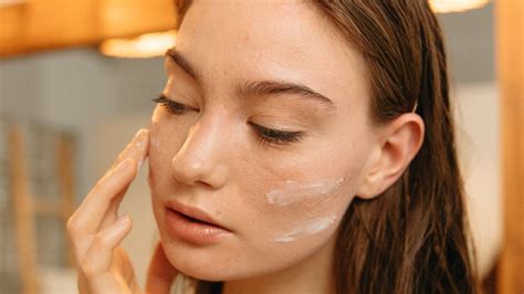 Ragazza che applica mousse autoabbronzante