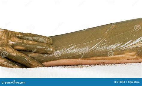 Immagine di una persona che applica un fango corpo