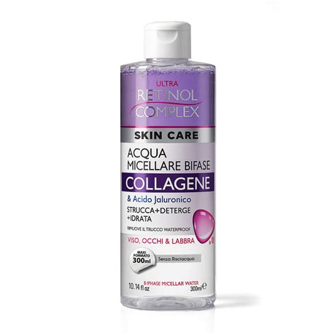 Viso pulito con cotone e acqua micellare