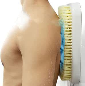 Donna che usa una spazzola per la schiena durante la doccia