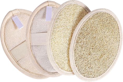 Confronto tra diverse texture di spazzole esfolianti: setole naturali, luffa, guanto