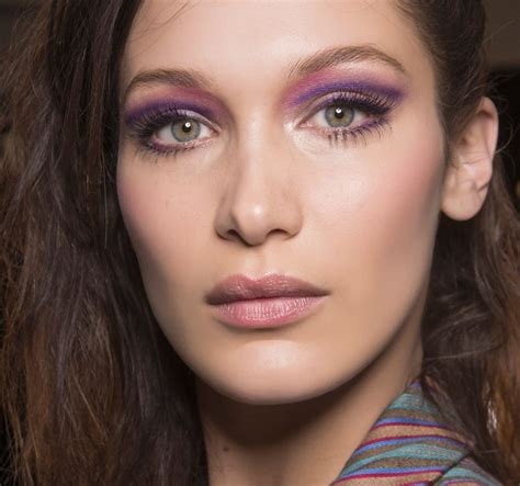 Occhi verdi truccati con ombretto viola e rosa