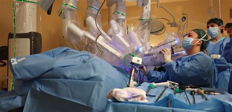 Diagramma che illustra le piccole incisioni della chirurgia robotica rispetto alla laparotomia tradizionale