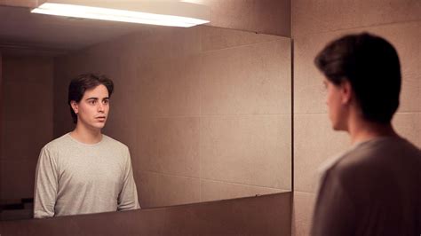 persona che osserva la perdita di capelli nello specchio