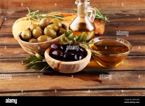 Olio d'oliva in una ciotola con olive