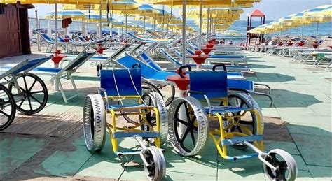 Passerella di uno stabilimento balneare con persone che camminano