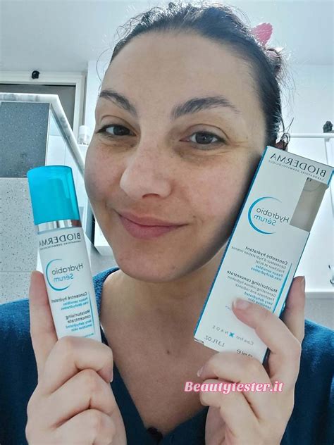 Una donna con pelle sensibile applica un siero lenitivo sul viso