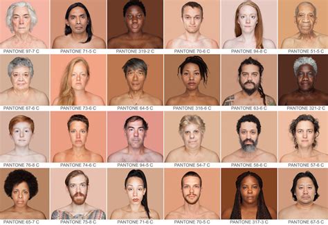 uomo con pelle ambrata sorridente