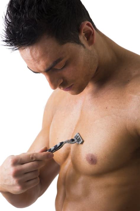 uomo che si rade il petto