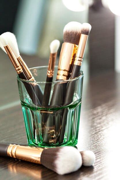 Immagine di diversi pennelli per il trucco degli occhi