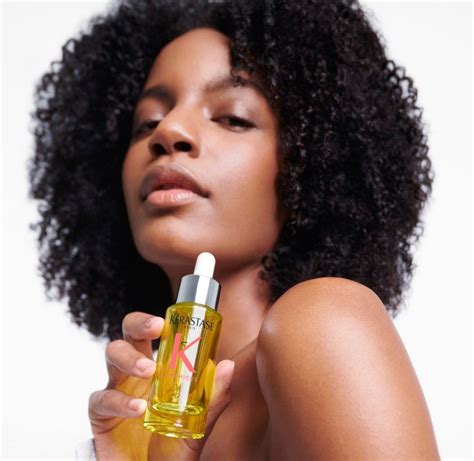 Capelli sani e luminosi trattati con olio per capelli