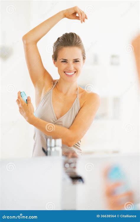 Donna che applica crema sulle ascelle