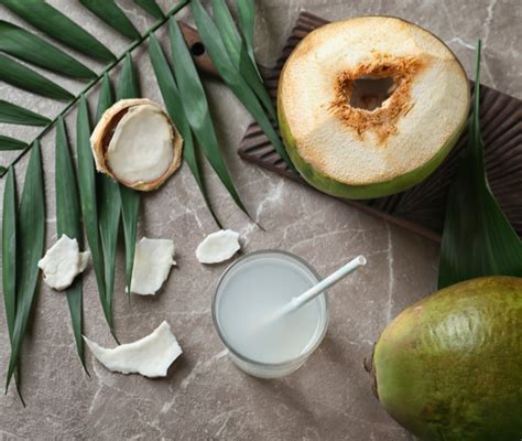 Noci di cocco verdi con acqua