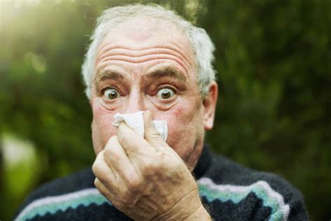 Persona che si soffia il naso