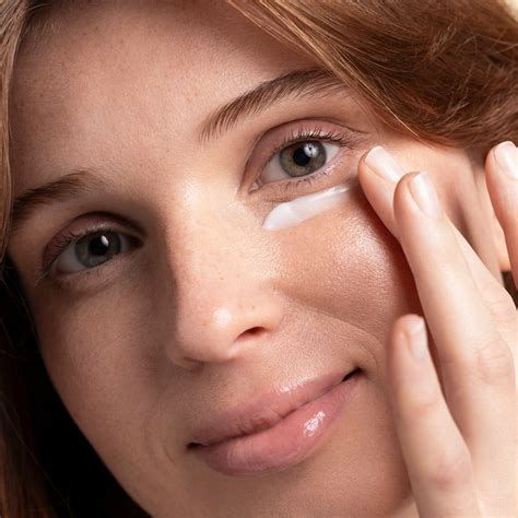 donna che applica una maschera contorno occhi