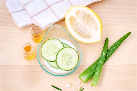 ingredienti per maschera viso: yogurt, cetriolo, miele