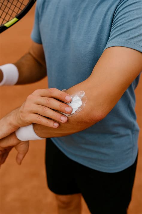 Applicazione di crema su una parte del corpo