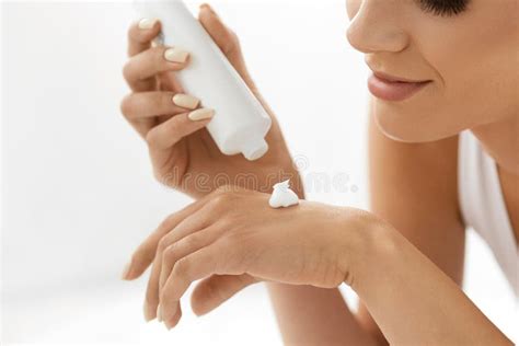 Donna che applica crema corpo NIVEA