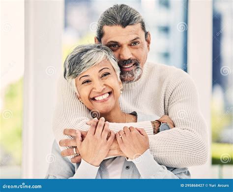 Uomo e donna che sorridono con pelle sana