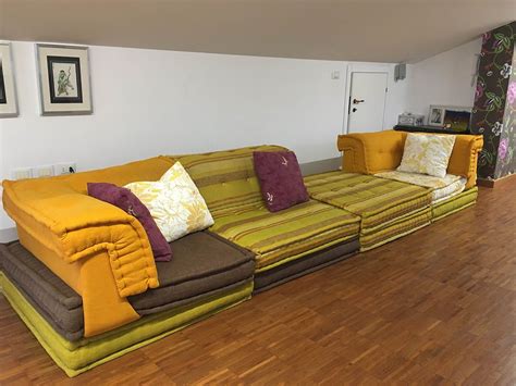 Divano Roche Bobois Mah Jong con cuscini colorati