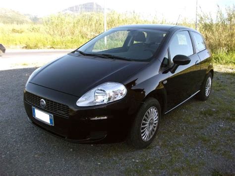Fiat Grande Punto nera con dettagli neri