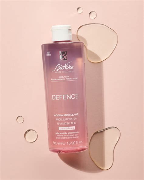 Donna che si strucca con acqua micellare