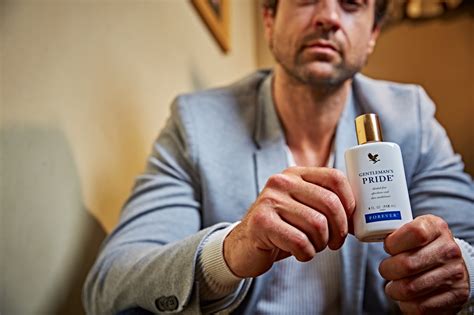 Uomo che applica un dopobarba all'aloe vera