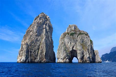 Isola di Capri con scogli