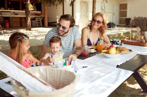 Una famiglia che si diverte all'aperto, con un piccolo insetto in lontananza