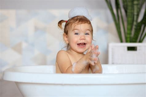 Bambino felice durante il bagno