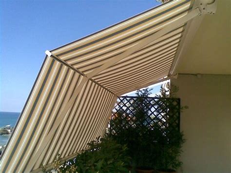 Tenda da sole retrattile installata su un balcone