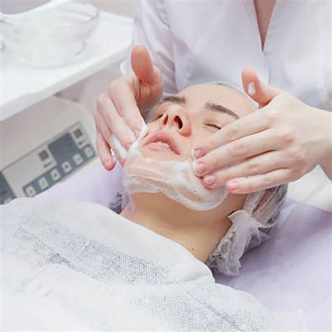 Schema di pulizia del viso con diversi prodotti