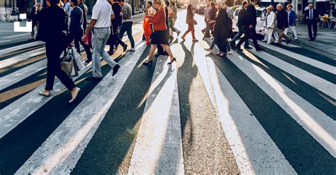 Un gruppo di persone con tute rosse che camminano allineate