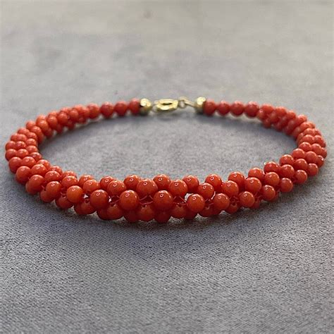 Gioielli tradizionali in corallo rosso