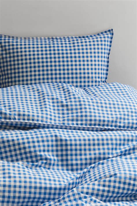 Dettaglio di una federa con motivo Vichy blu