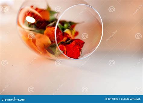 Vaso di petali di rosa e un distillatore