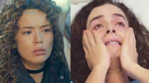 Ritratto di una donna che applica acqua di rose sul viso con un vaporizzatore