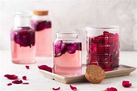 Ingredienti per fare l'acqua di rose: petali di rosa, acqua distillata, bottiglia