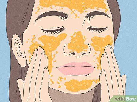 Immagine di una persona che applica un esfoliante viso con movimenti circolari