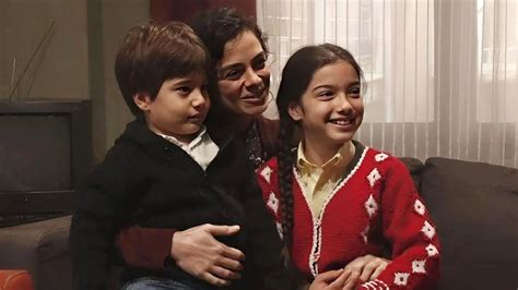 Primo piano di una donna con pelle uniforme e luminosa