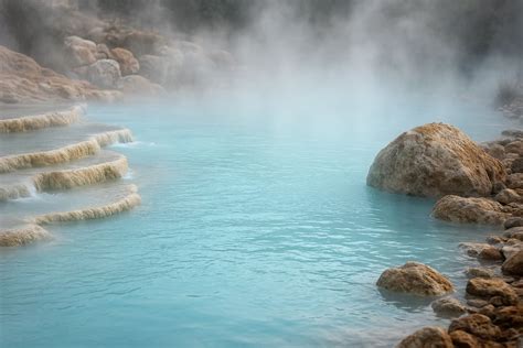 acqua termale con minerali