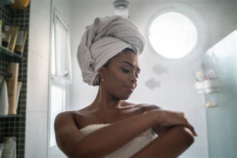 Persona che applica crema corpo dopo la doccia
