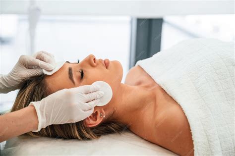 Donna che strucca delicatamente gli occhi con un batuffolo di cotone