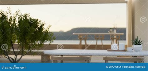 Vista esterna di un locale moderno con tavolini