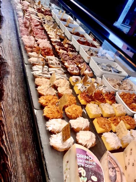 Selezione di cicchetti colorati e invitanti su un bancone