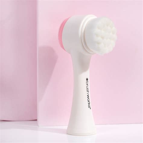 Schema dei passaggi per l'utilizzo della spazzola detergente viso