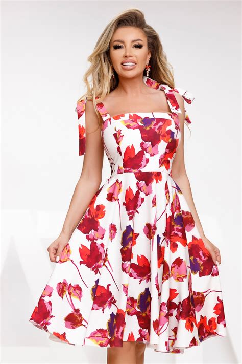 Rochie baby doll din bumbac cu imprimeu floral, purtată cu sandale