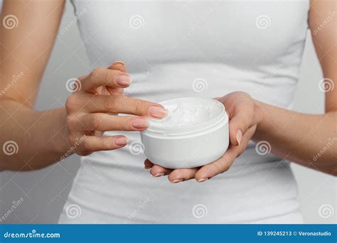 mani che applicano crema