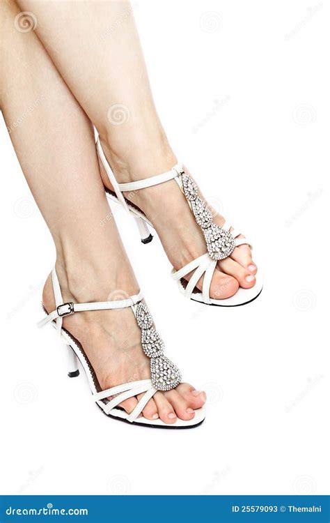 Immagine stilizzata di piedi femminili con riferimento a sandali