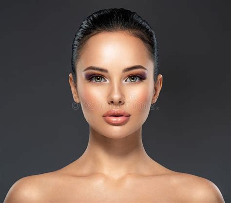 viso di donna con pelle luminosa